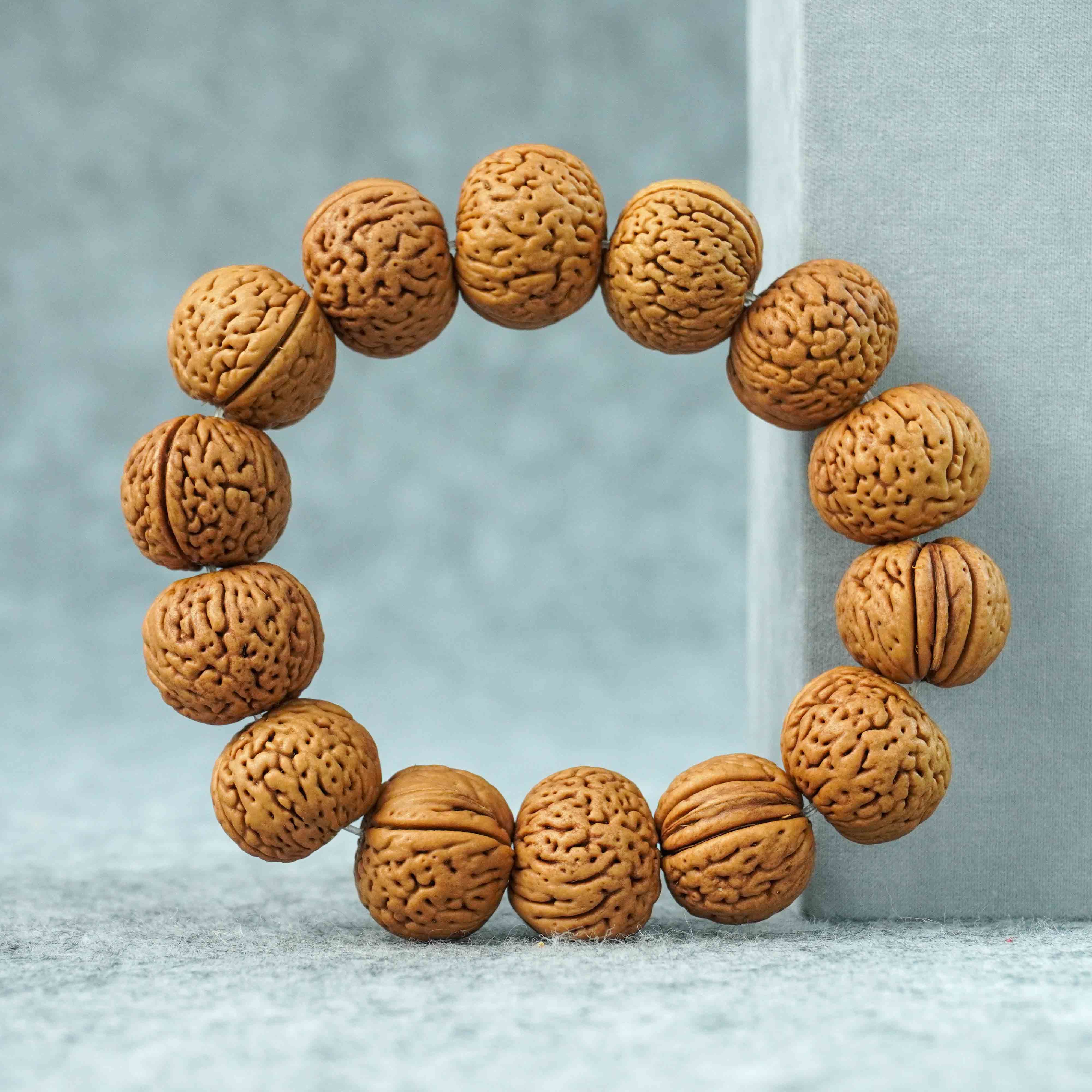 Pumpkin-shaped peach-pit bracelet from the catalogue